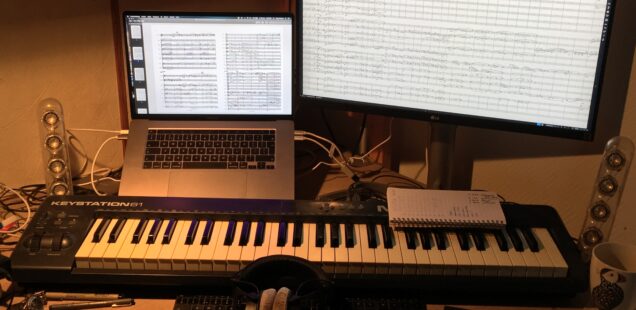 De muziekschrijver werkt thuis